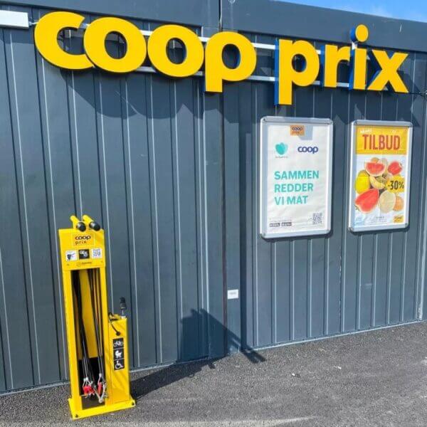 fiets-onderhoudsstation-umfeldt-2-28 geel fiets onderhoudstation bij Coop Prix supermarktgevel