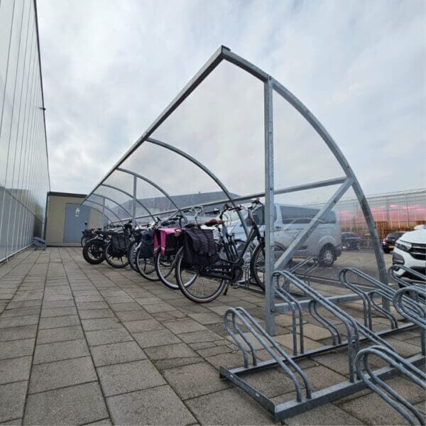 fiets overkapping direct online aanschaffen Verzinkte fiets overkapping met polycarbonaat dak, circa 12 meter lang, met fietsenrekken