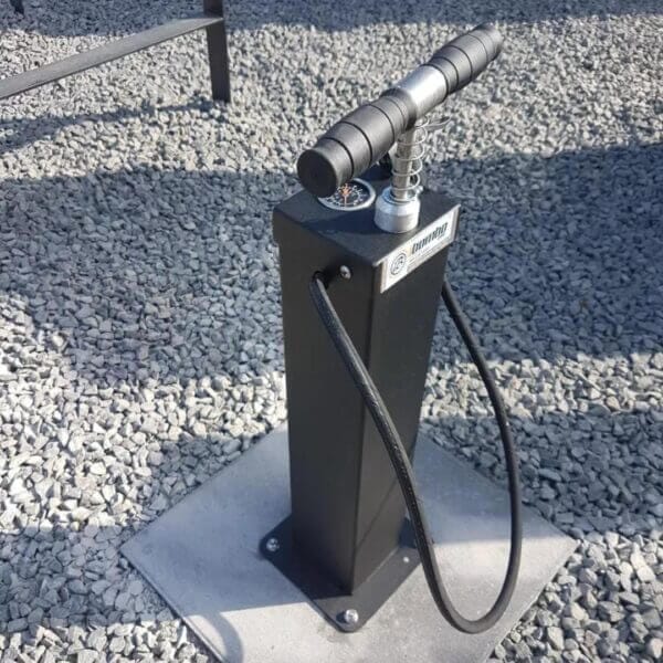fiets-pomp-openbare-ruimte-umfeldt Zwarte fietspomp voor openbare ruimte met manometer
