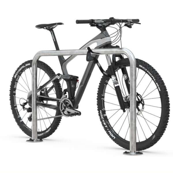 Fietsaanleunbeugel met sportfiets bevestigd aan het rek