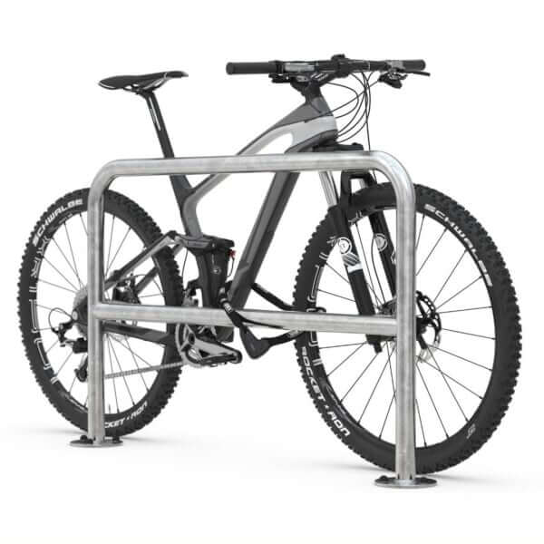 Fietsleunhek van gegalvaniseerd staal met mountainbike tegen witte achtergrond