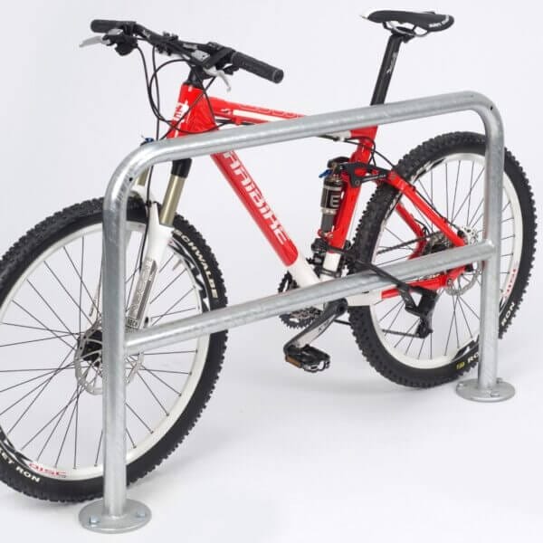 Fietsnietje direct online bestellen Fietsnietje van gegalvaniseerd staal met mountainbike, vastgezet op witte ondergrond
