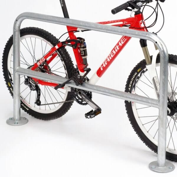 Fietsleunhek Fietsleunhek van gegalvaniseerd staal met mountainbike, gemonteerd op witte achtergrond