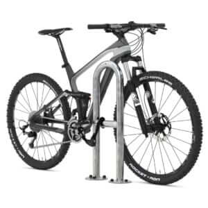 Verzinkte fietsnietje met mountainbike vastgezet, voorzien van lage dwarsbuis en vloerplaatbevestiging.