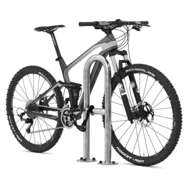 Verzinkte fietsnietje met mountainbike vastgezet, voorzien van lage dwarsbuis en vloerplaatbevestiging.