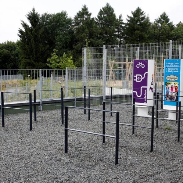 fietsaanleunbeugel-9700-9600-14 Zwarte fietsbeugel voor montage in beton, geschikt voor veilig fietsparkeren.