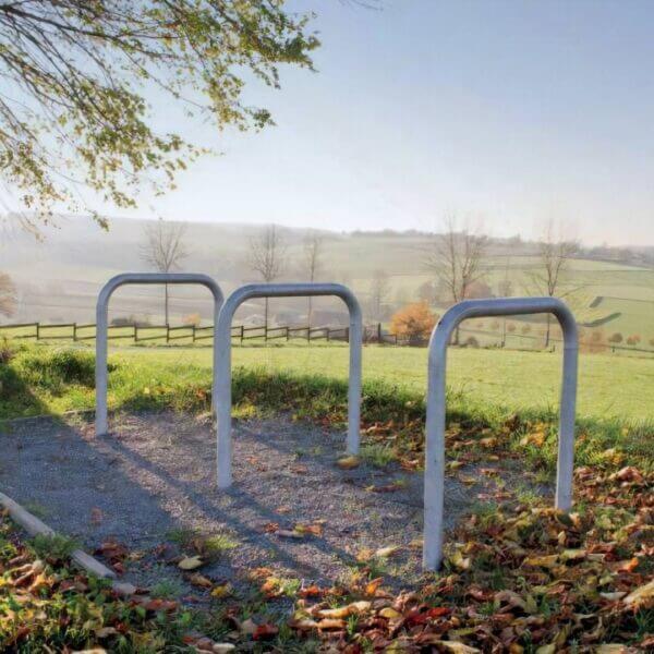 Fietsnietjes geplaatst in een landelijke omgeving