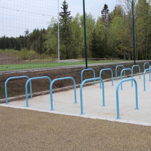 fietsaanleunbeugel online aanschaffen Blauw gepoedercoate fietsaanleunbeugels in de buitenruimte geplaatst op beton.