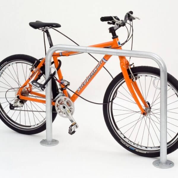 fietsaanleunbeugel-trust-21 Oranje stadsfiets vastgezet aan verzinkte fietsbeugel met slotoog