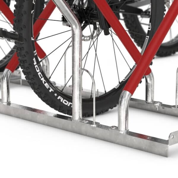 fietsenrek voor school aanschaffen Detail van wielhouder en frame van het fietsenrek 0500-XBF, met brede ondersteuning voor mountainbikebanden.