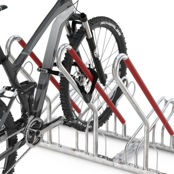Mountainbike geparkeerd in het fietsenrek 2500 met aanbindmogelijkheid aan het rode slotoog.