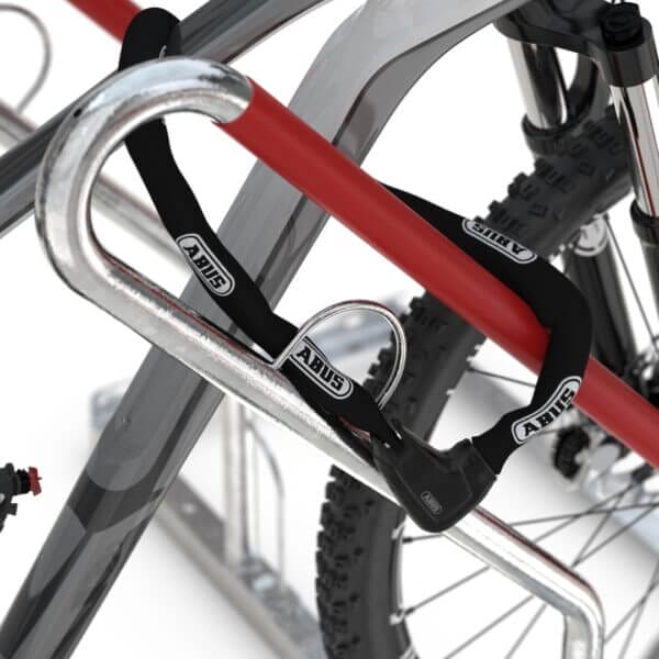 fietsenrek voor stallen van fiets kopen Beugelslot bevestigd aan fiets en rode aanbindbeugel van het 0500-XBF fietsenrek.