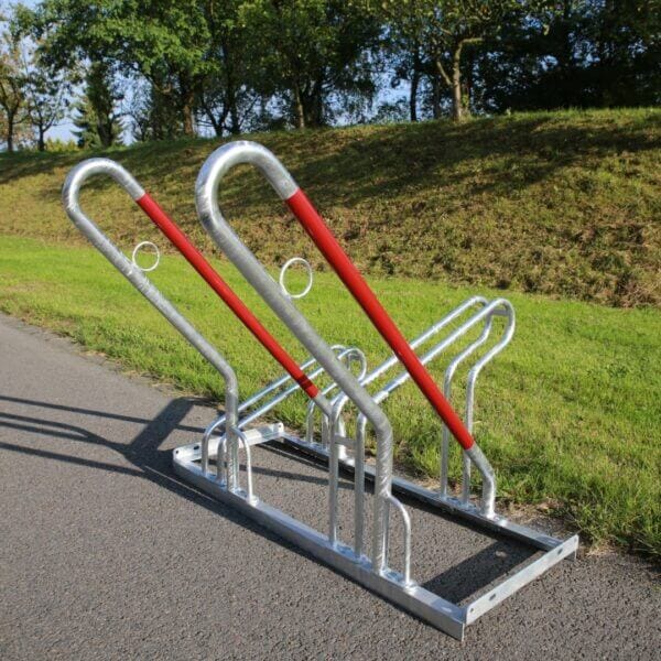 Verzinkte fietsenrek voor 2 fietsen aanschaffen Fietsrek voor 2 fietsen van verzinkt staal met slotoog en krasbestendige rubberen coating