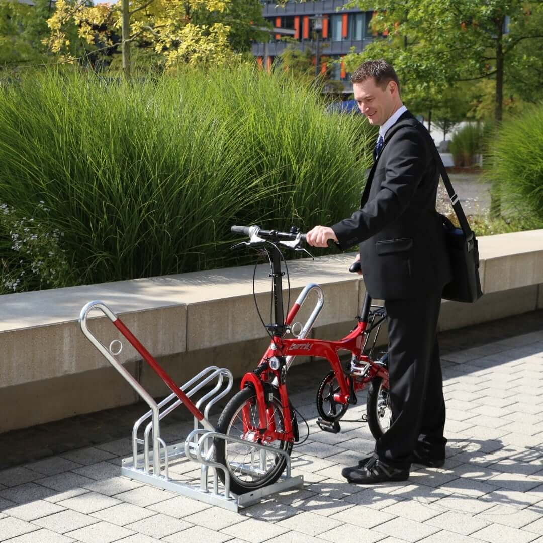 Fietsenrek met valbeugel voorzien van anti-kras en slotoog voor één fiets, geschikt voor stadsfietsen en vouwfietsen.