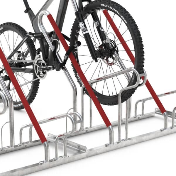 Detail van fietsenrek met valbeugel en slotoog Close-up fietsenrek met mountainbike, slotoog en valbeugel met rubberen coating ter bescherming tegen krassen