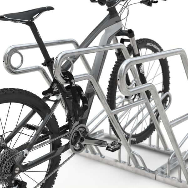 fietsenrek verzinkt bestellen Fiets vastgezet in een hoog-laag fietsenrek met geïntegreerd slotoog voor extra veiligheid.
