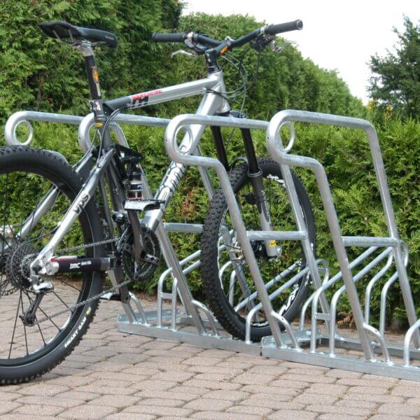 fietsenrek verzinkt voor brede banden aanschaffen Verzinkt fietsenrek met valbeugels en slotoog voor mountainbikes