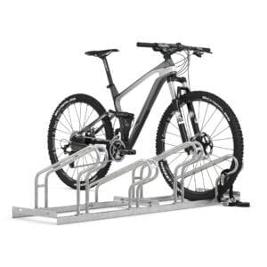 Fietsenrek voor 4 fietsen, enkelzijdig met 55 mm brede banden en lage instap, verzinkt staal