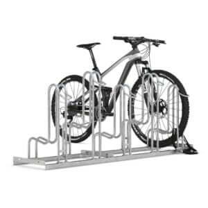 Mountainbike geplaatst in verzinkt fietsenrek met voorwielondersteuning en geschikt voor schijfremmen