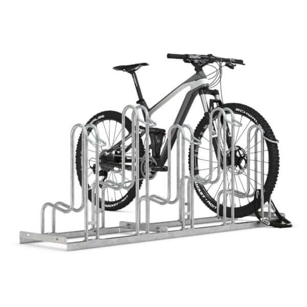 Mountainbike geplaatst in verzinkt fietsenrek met voorwielondersteuning en geschikt voor schijfremmen