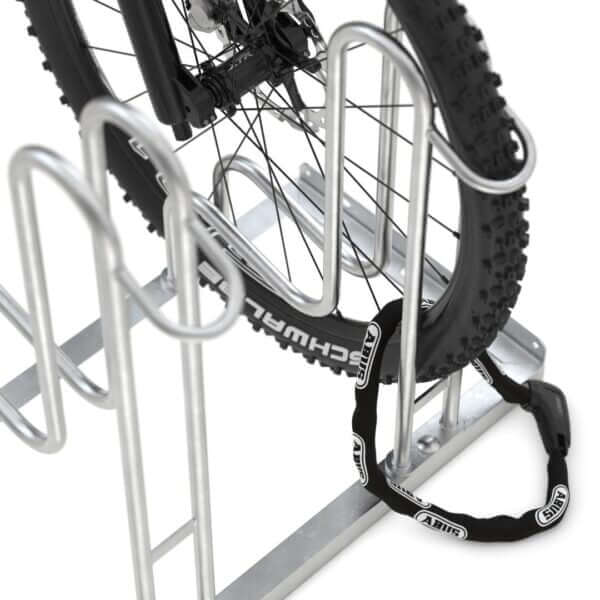 fietsenrekken kopen Fiets met dikke banden in verzinkt fietsenrek met voorwielondersteuning en kettingslot