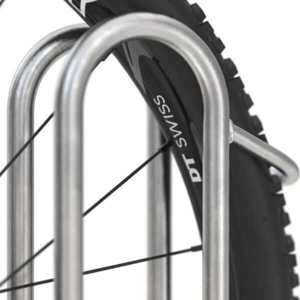 fietsenrek-4000-br-23 Detailfoto van een brede fietsband in een verzinkte fietsenrek