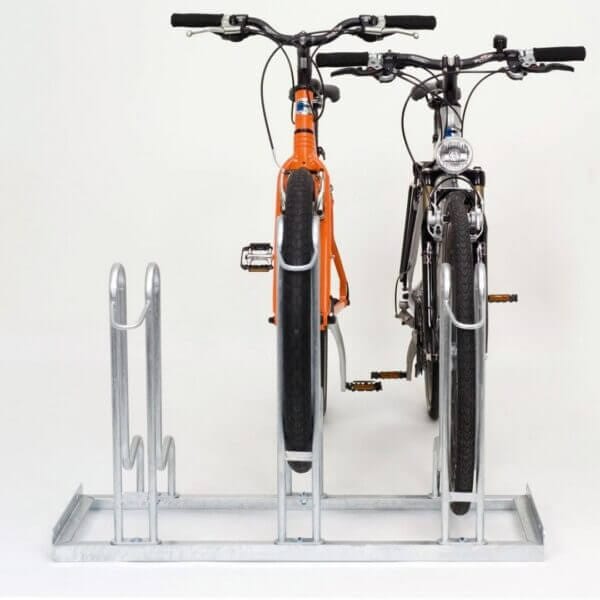 fietsenrek-3 fietsen-bestellen Verzinkt fietsenrek met twee fietsen in voorwielondersteuning, geschikt voor brede banden