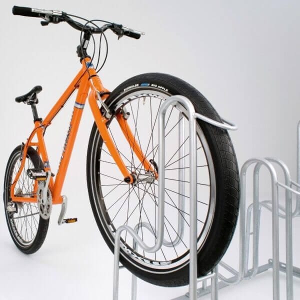 fietsenrek-direct-online-kopen Verzinkt fietsenrek met brede band van een oranje fiets in wielondersteuning