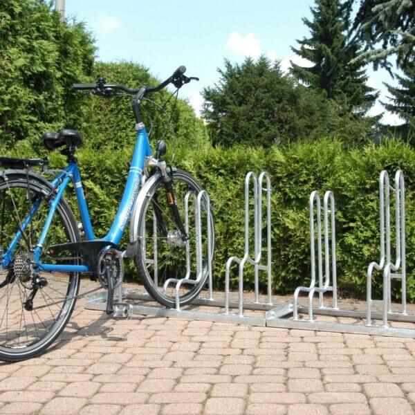 fietsenrek-schijfremmen-kopen Fietsenrek met een blauwe fiets, geschikt voor fietsen met schijfremmen