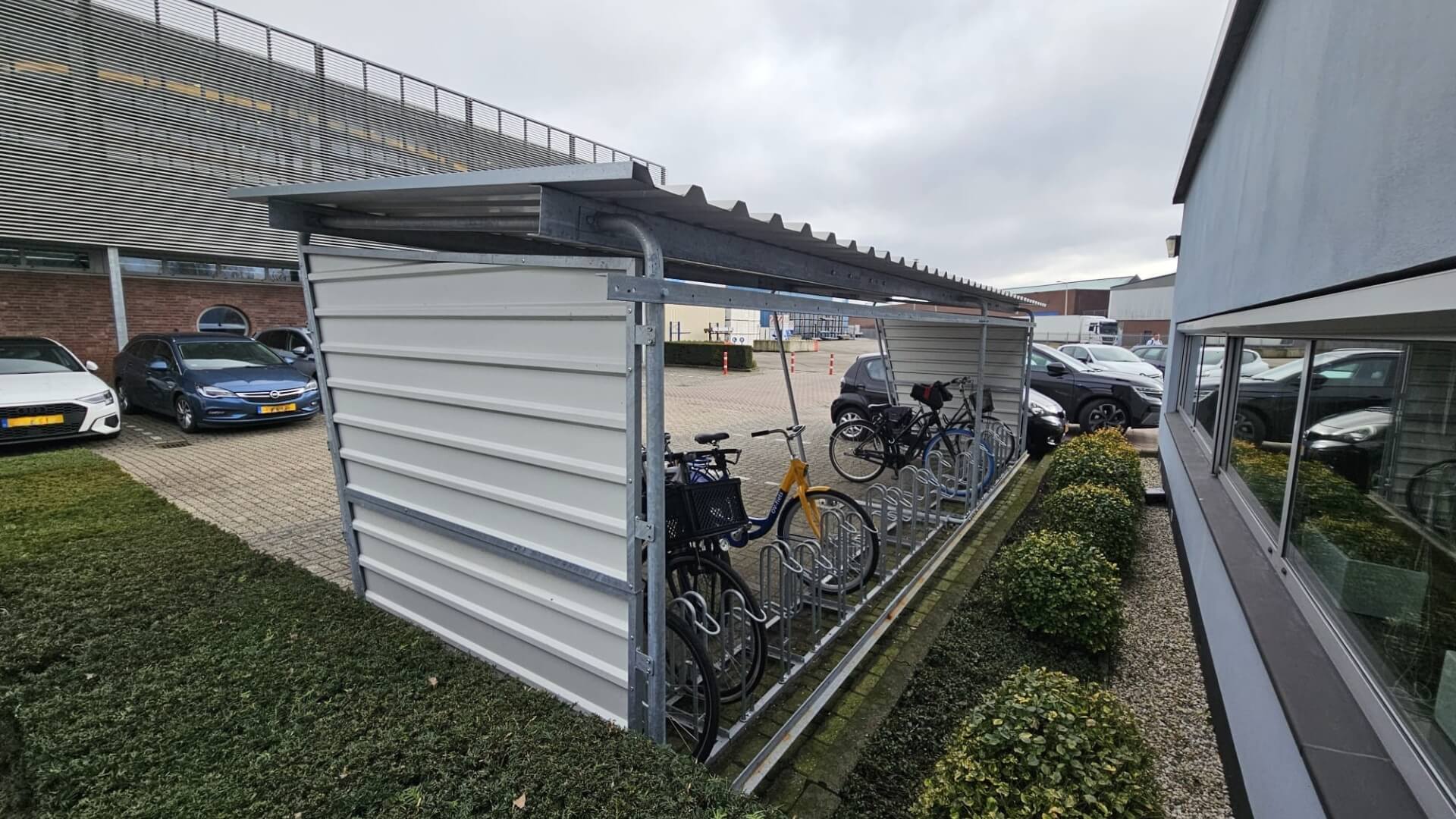 Fietsenrek met beugels 4000 BR naast bedrijfsgebouw onder overkapping in Utrecht