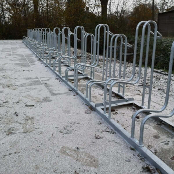 fietsenrek-bestellen Verzinkte fietsenrekken met voorwielondersteuning en schijfremgeschiktheid op stoeptegels