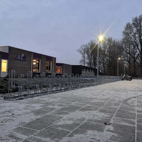 fietsenrek-4000-wsm-umfeldt Fietsenrekken met voorwielondersteuning geplaatst op stoeptegels bij voetbalvereniging