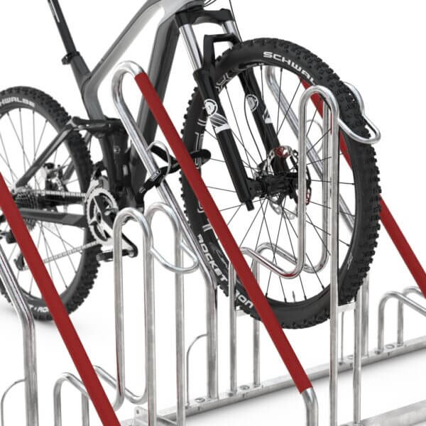 Voorwielondersteuning voor e-bikes en zwaardere fietsen Close-up fietsenrek met voorwielondersteuning en beschermbeugels voor e-bikes en MTB’s