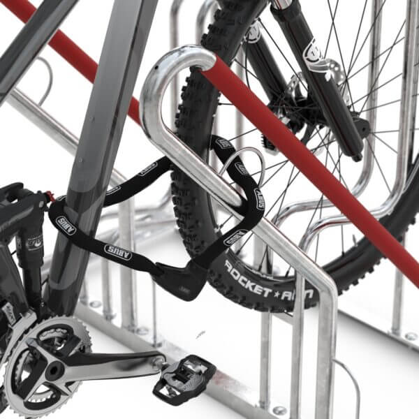 Fietsparkeer oplossingen aanschaffen Detail van fietsenrek met valbeugel, slotoog en fiets vastgezet met kettingslot