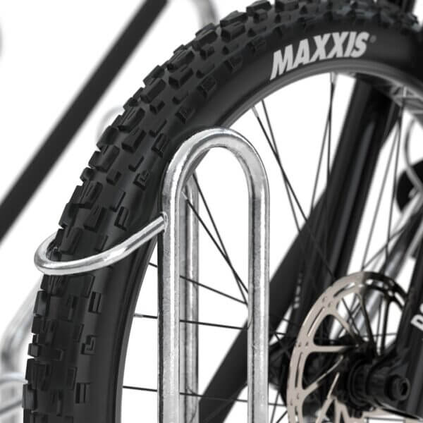 Fietsenrek detailfoto voor direct aanschaffen Detail van voorwielondersteuning bij fietsenrek met brede band in verzinkt stalen beugel