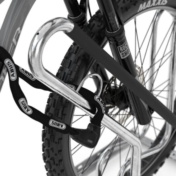 Detailfoto fietsenstandaard met rubberen bescherming Detail fietsenstandaard met slotoog en rubberlaag ter bescherming tegen krassen aan fietsframe