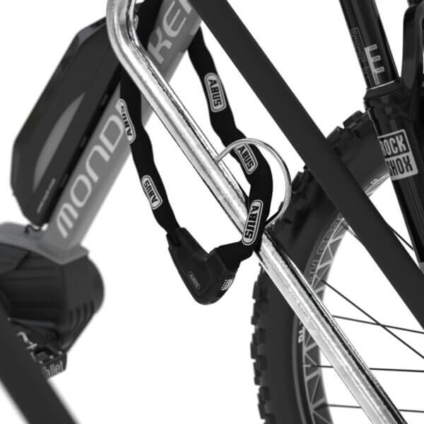 Detailfoto slotoog fietsenstandaard Detail van fietsenstandaard van verzinkt staal met slotoog en kettingslot voor extra diefstalbeveiliging