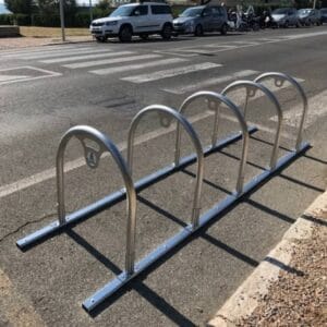 Tijdelijke of vaste fietsaanleunbeugels van RVS met slotoog voor 5 fietsen. Vrijstaand.