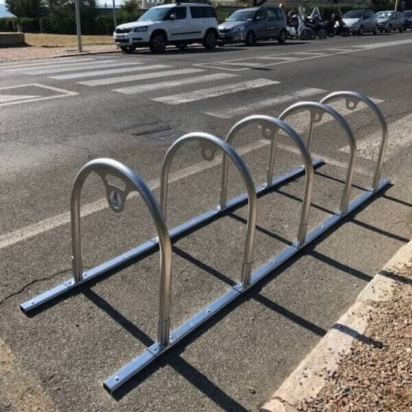 Tijdelijke of vaste fietsaanleunbeugels van RVS met slotoog voor 5 fietsen. Vrijstaand.