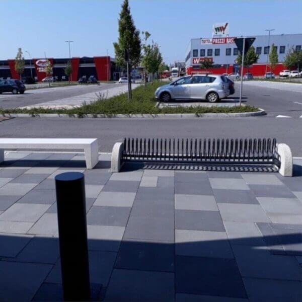 Fietsenrek met hoge wielbeugels en betonblokken op parkeerterrein