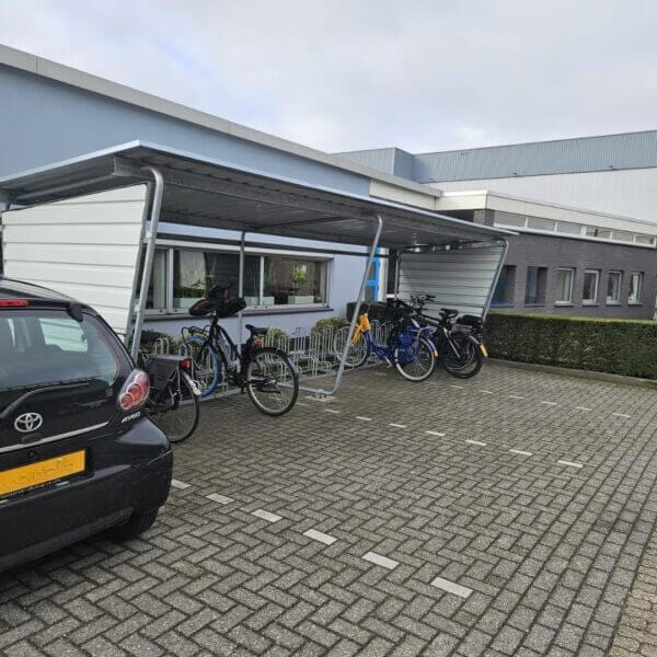 Fietsenrek met beugels kopen Fietsenrek met beugels 4000 BR geplaatst bij Knauf Utrecht onder fietsoverkapping Umfeldt Type Siegen