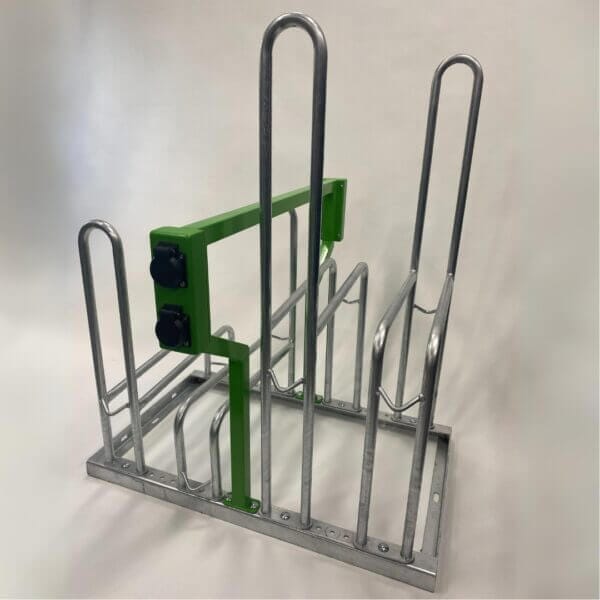 Fietsenrek met dubbele oplaadpunten Compact fietsenrek met dubbele oplaadpunten voor e-bikes. Handige en duurzame oplossing voor fietsparkeren.