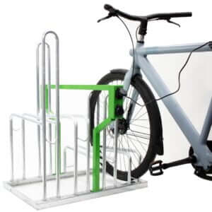 Fietsenrek met geïntegreerde oplaadpunten voor e-bikes. Praktisch en ruimtebesparend fietsparkeren.