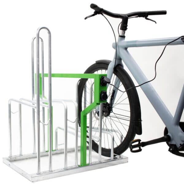 Fietsenrek met geïntegreerde oplaadpunten voor e-bikes. Praktisch en ruimtebesparend fietsparkeren.