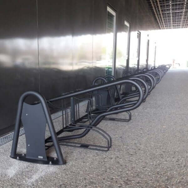 ietsrek met wiel- en valbeugel voor e-bikes in kleur zwart Zwart stalen fietsrek met wielbeugel en valbeugel voor e-bikes