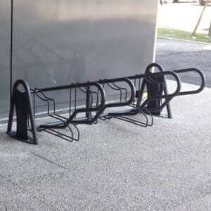 Compact zwart stalen fietsrek met wielondersteuning en valbeugel voor 4 fietsen