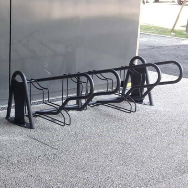 Compact zwart stalen fietsrek met wielondersteuning en valbeugel voor 4 fietsen