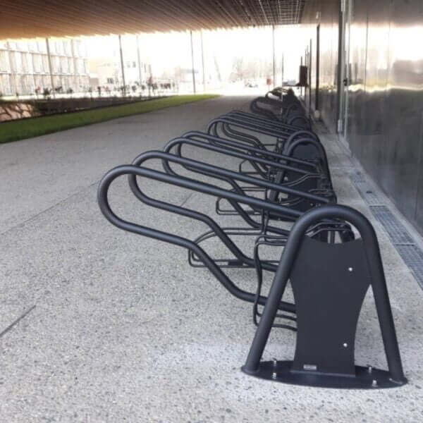 Zwart e-bike rek met valbeugel en extra wielsteun aanschaffen Zwart fietsrek van staal met valbeugel en wielsteun voor e-bikes