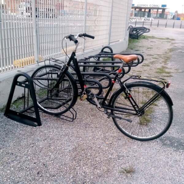 Zwart fietsrek voor e-bikes kopen Zwart fietsrek voor e-bikes met wiel- en valbeugel