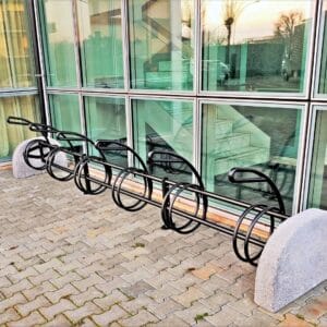 Zwart vrijstaand design fietsenrek voor 6 fietsen met betonblokken